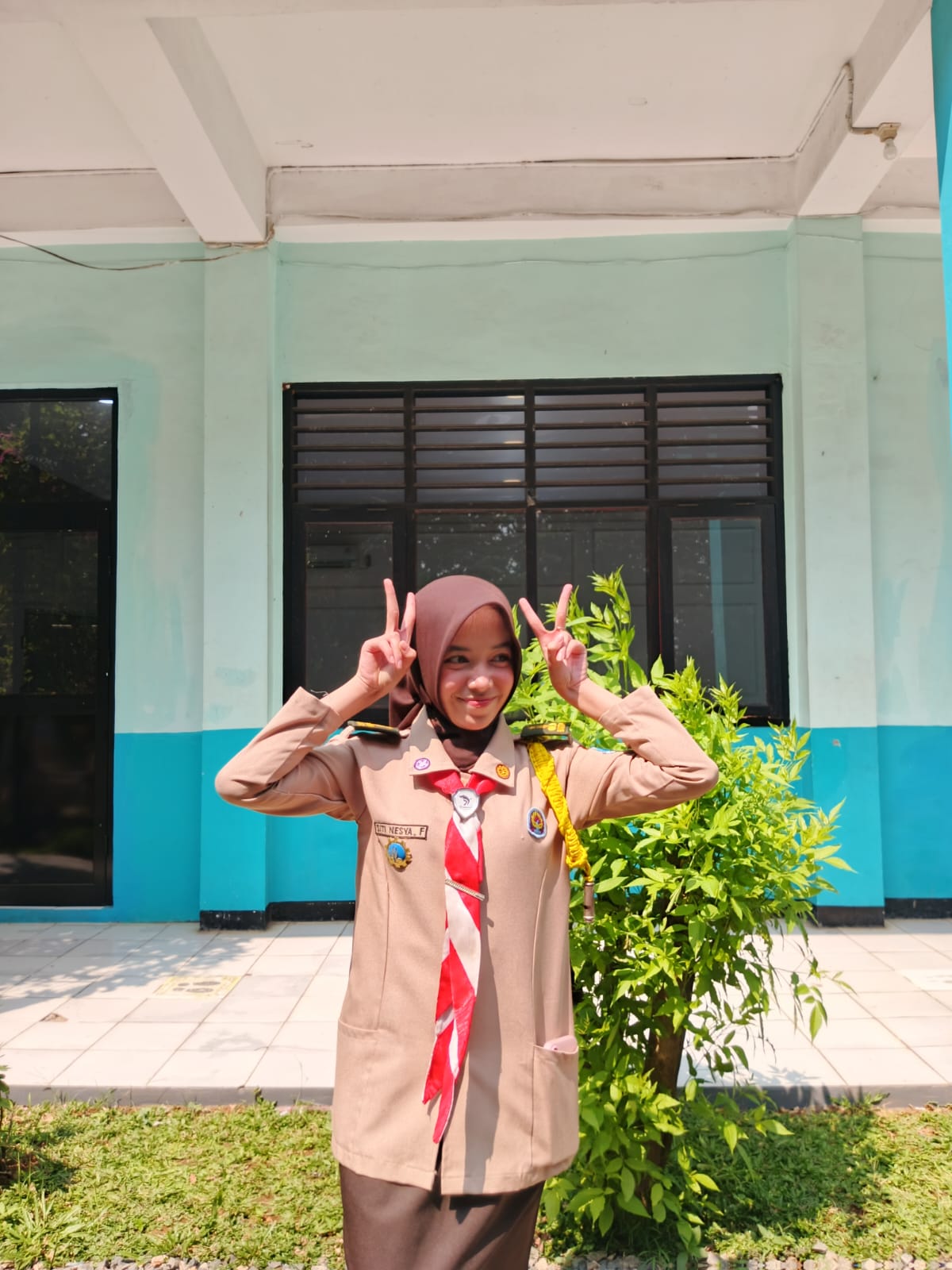Nesya memakai seragam Pramuka